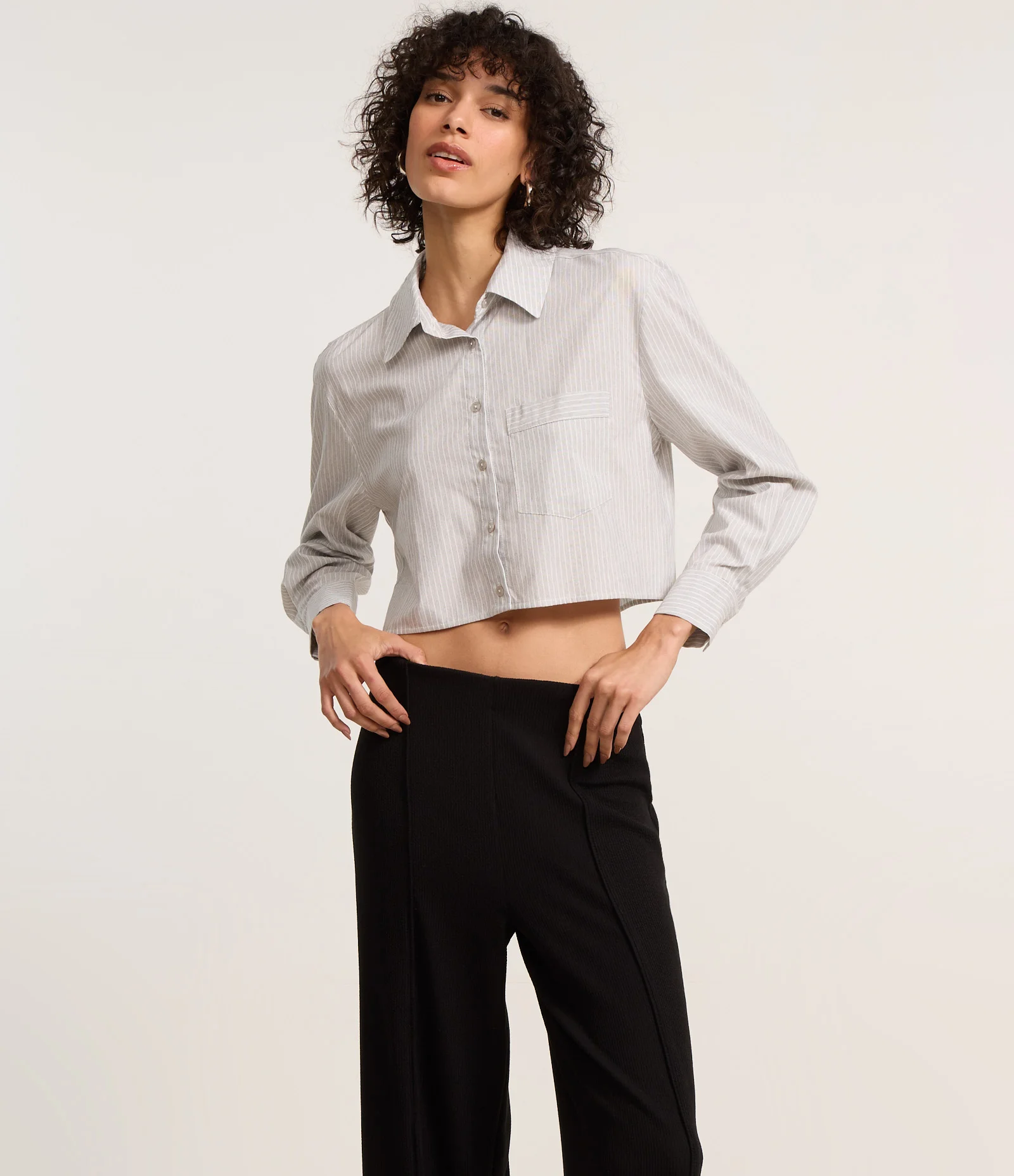 Calça Pantalona Canelada em Anarruga com Frisos Texturizados Preto 2