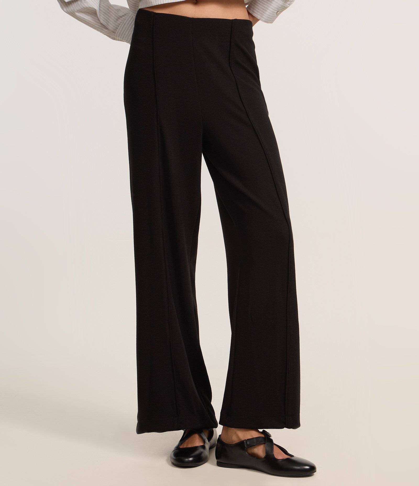 Calça Pantalona Canelada em Anarruga com Frisos Texturizados Preto 3