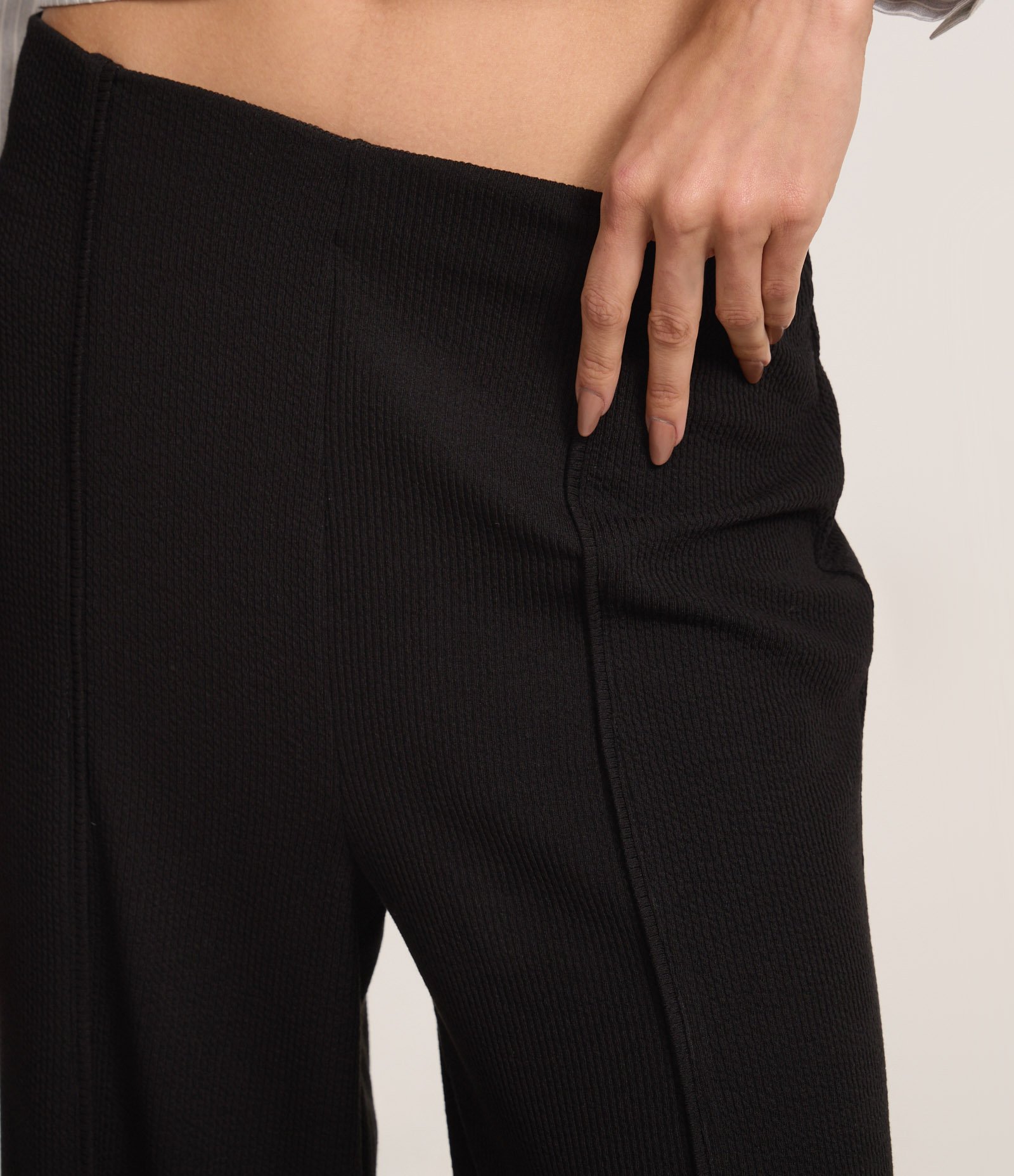 Calça Pantalona Canelada em Anarruga com Frisos Texturizados Preto 4