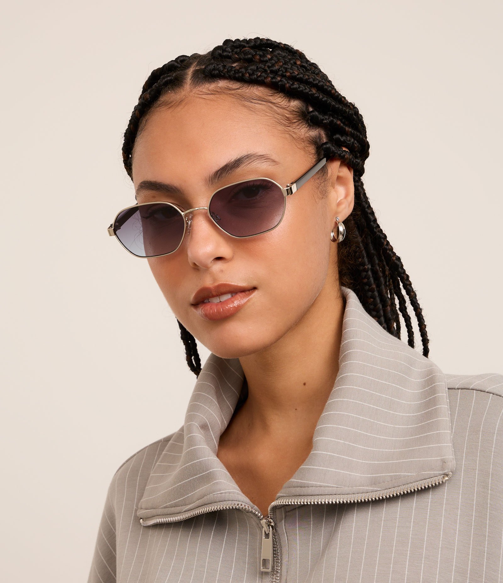 Óculos de Sol Redondo com Haste Fina e Lente Fume Degrade Prata 4