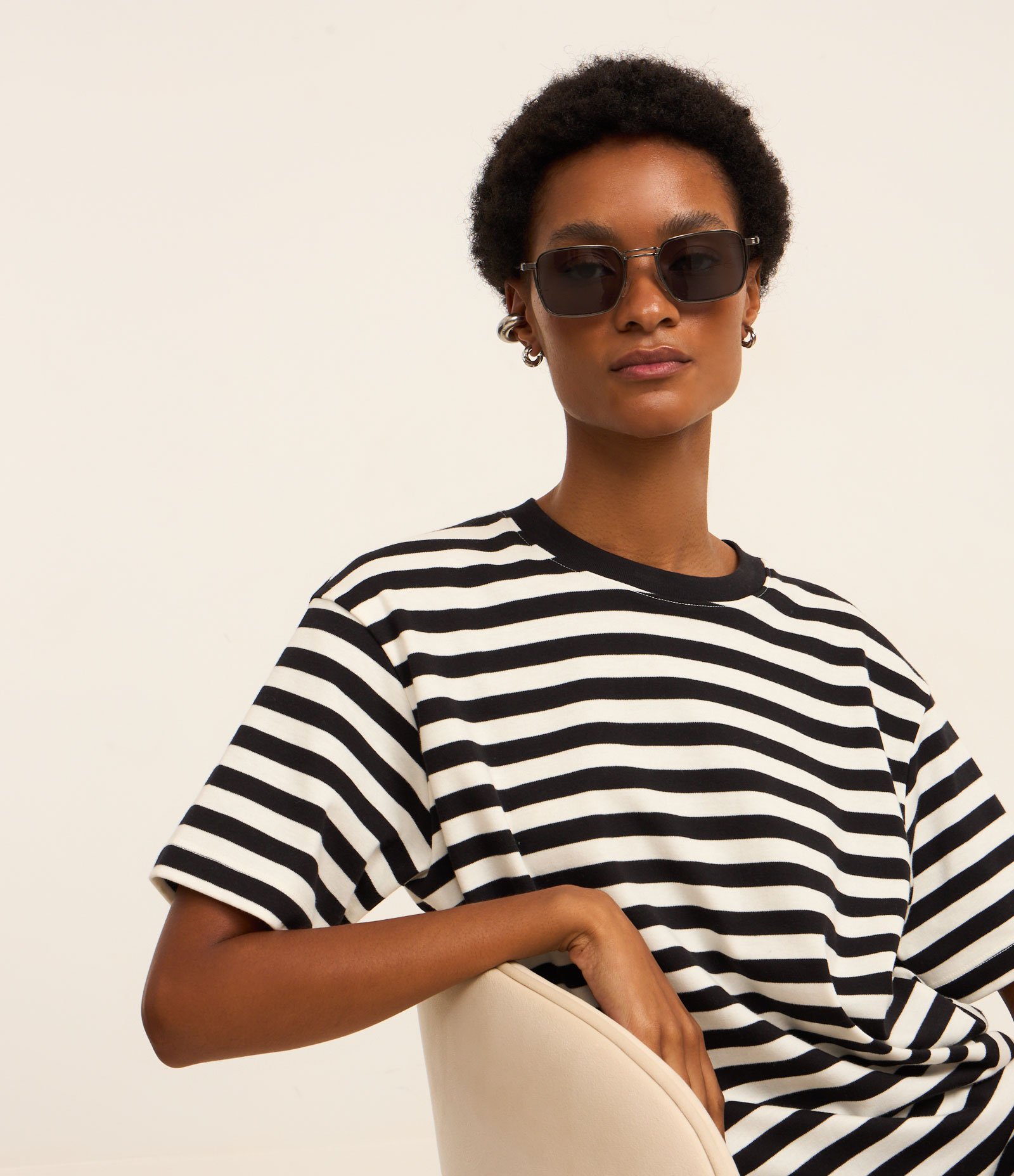 Óculos de Sol Quadrado com Ponte Dupla e Relevo na Ponteira Prata 1