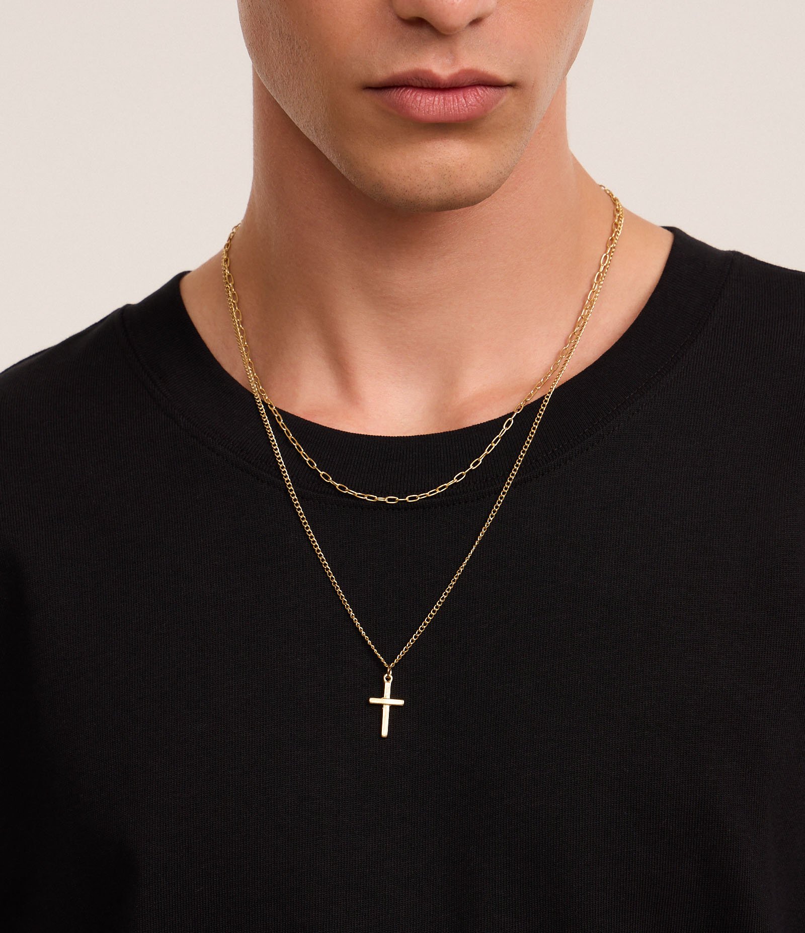 Colar Duplo em Metal com Correntes e Pingente de Cruz Dourado 4