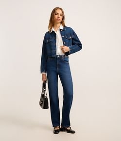 Calça Reta Comfort em Jeans com Grilhão no Cós