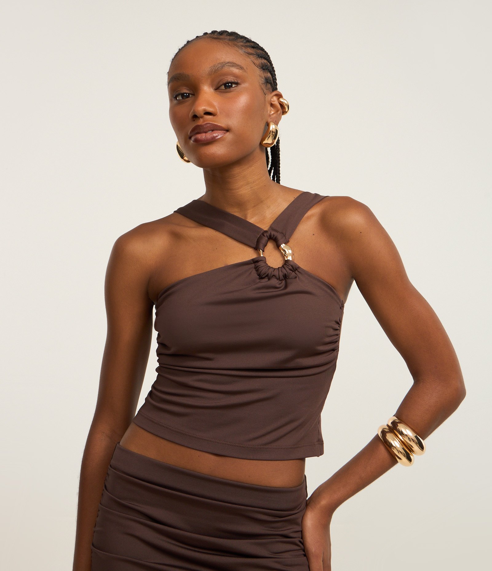 Blusa Cropped com Decote Assimétrico e Argola em Formato Orgânico Marrom 1