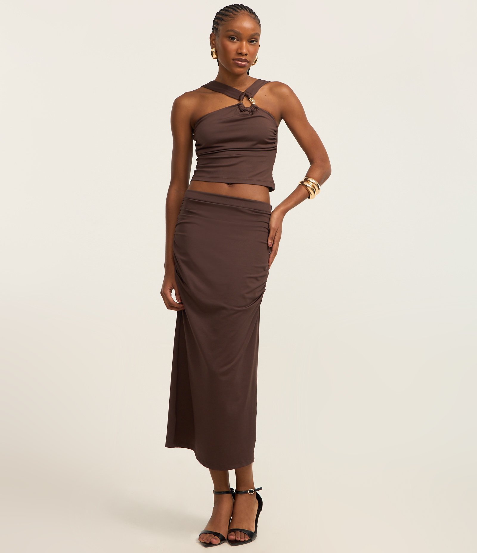 Blusa Cropped com Decote Assimétrico e Argola em Formato Orgânico Marrom 2