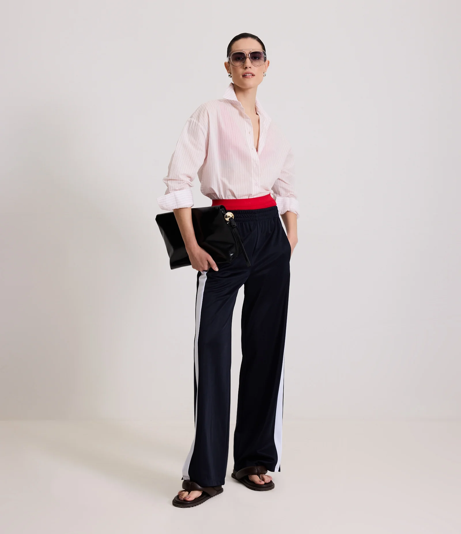 Calça Reta Esportiva em Helanca com Listras e Fenda Lateral Azul 1