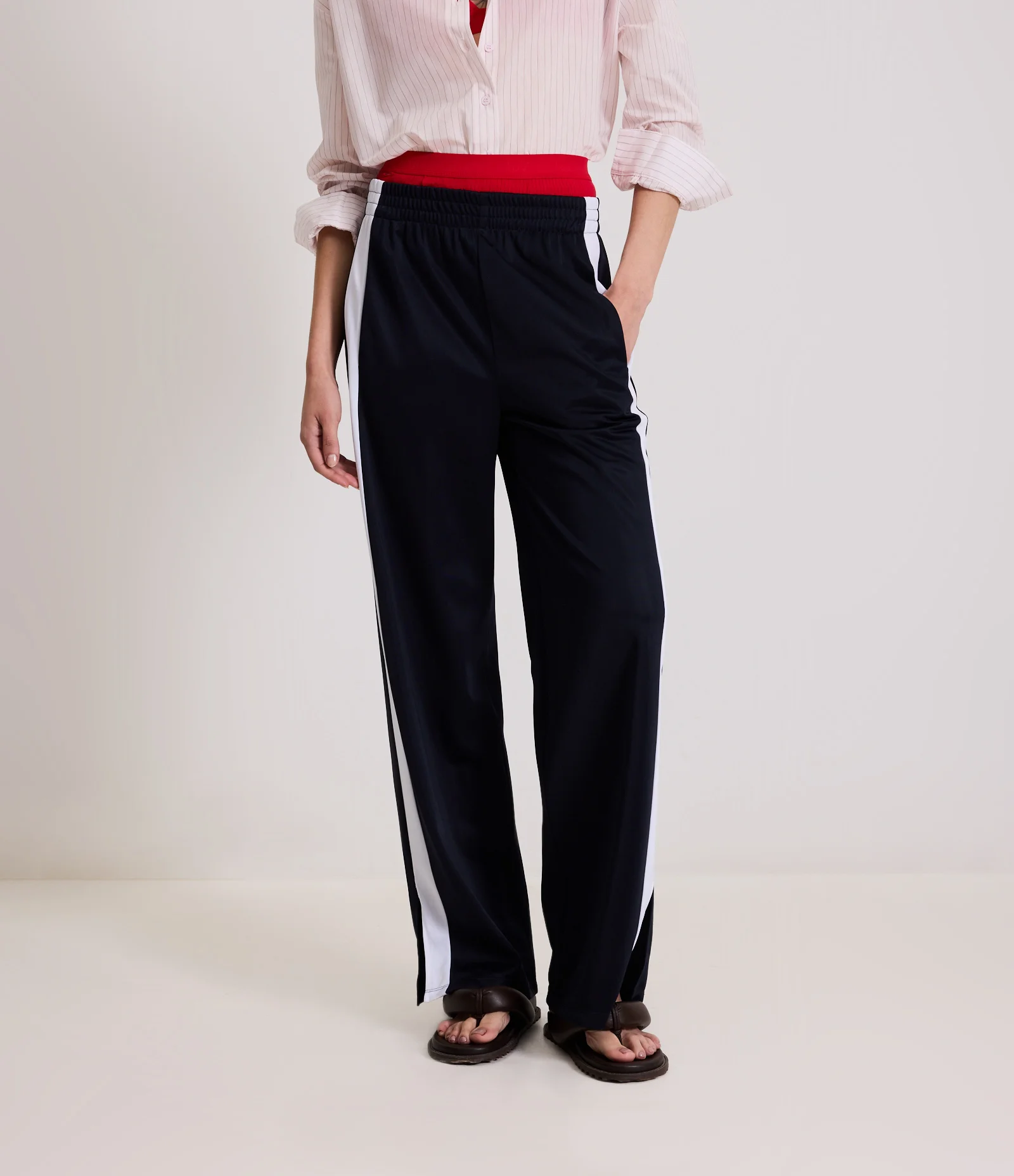 Calça Reta Esportiva em Helanca com Listras e Fenda Lateral Azul 2