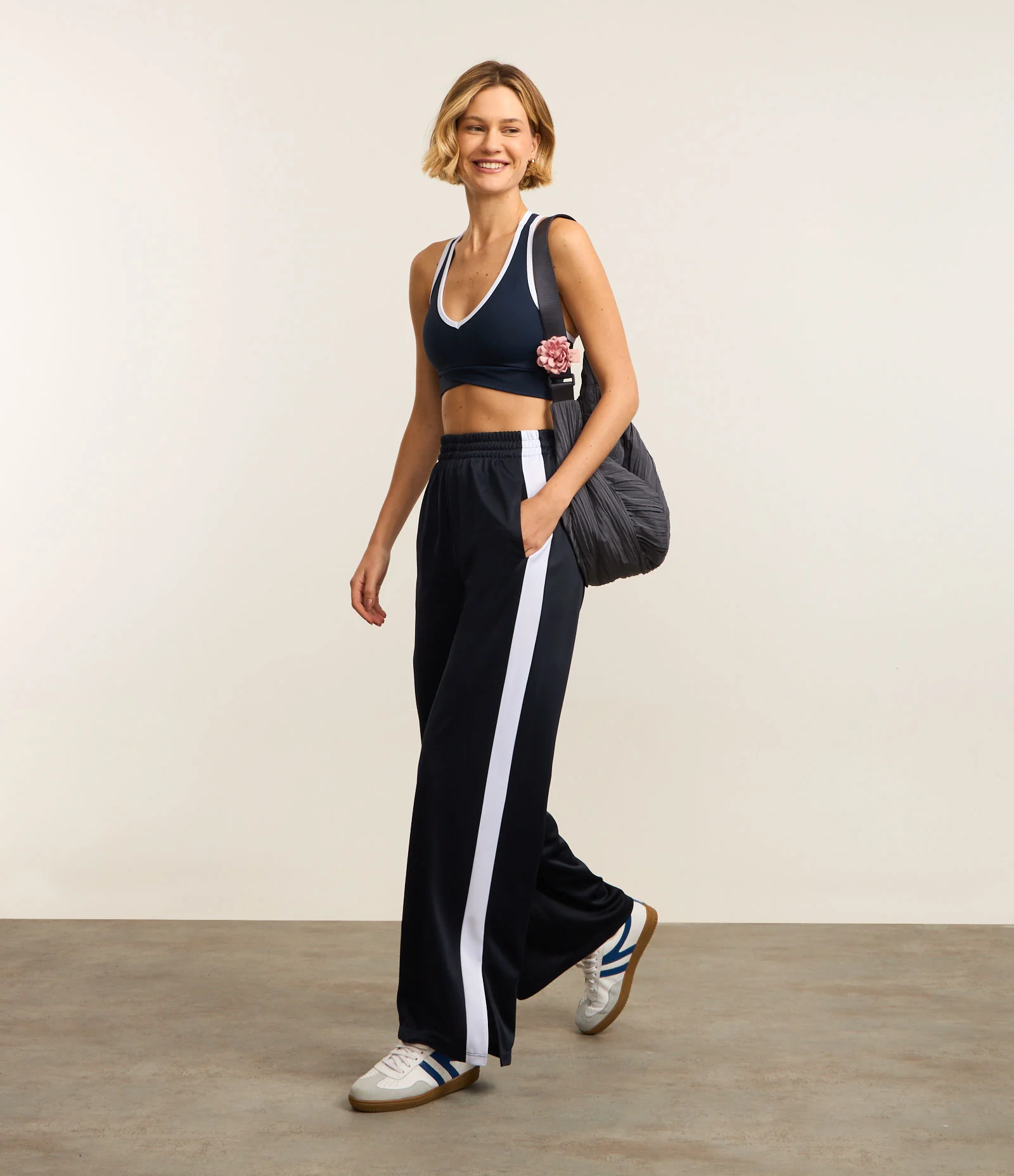 Calça Reta Esportiva em Helanca com Listras e Fenda Lateral Azul 4