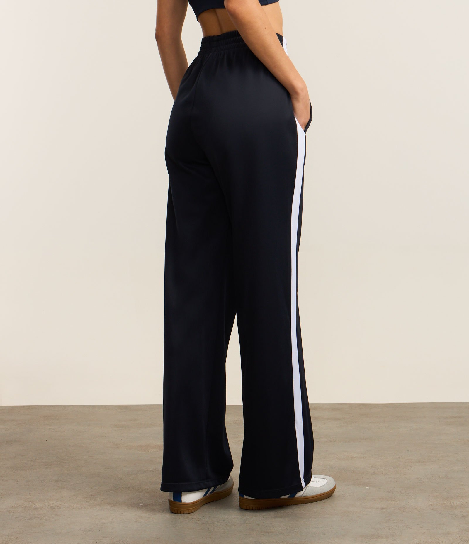 Calça Reta Esportiva em Helanca com Listras e Fenda Lateral Azul 6