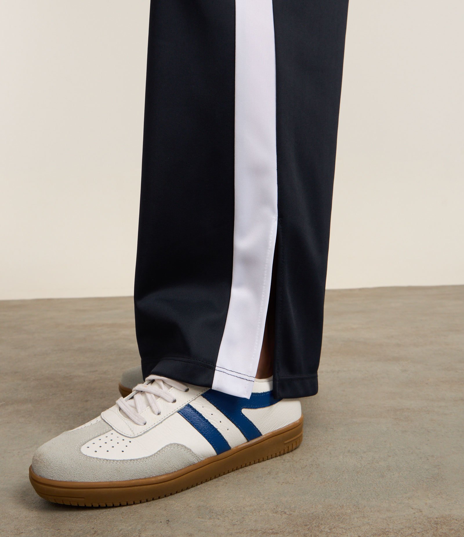 Calça Reta Esportiva em Helanca com Listras e Fenda Lateral Azul 8