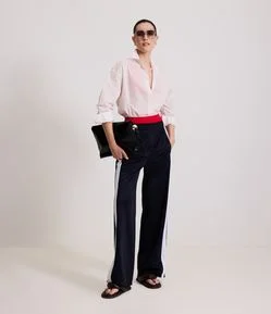 Calça Reta Esportiva em Helanca com Listras e Fenda Lateral