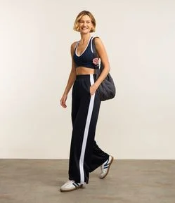 Calça Reta Esportiva em Helanca com Listras e Fenda Lateral