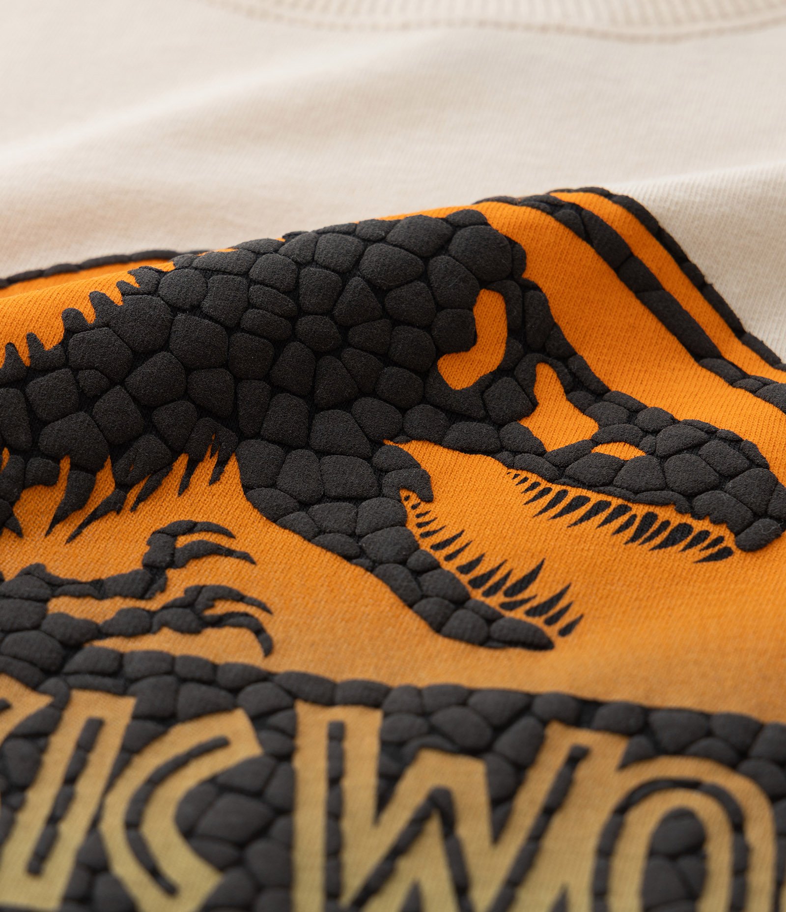 Camiseta Comfort Infantil com Estampa Jurassic World - Tam 5 a 14 Anos Bege 4