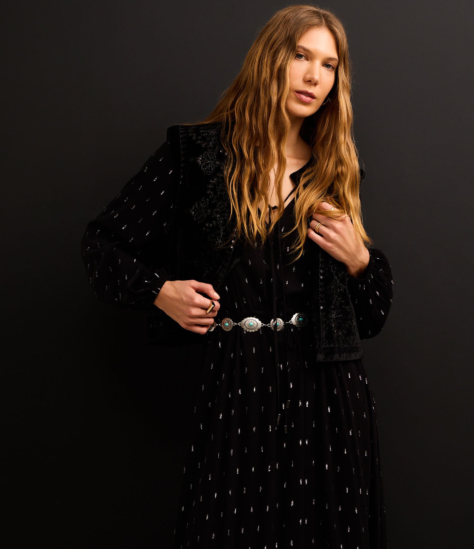 Vestido Evasê Midi em Viscose com com Detalhes COntrastantes Preto 7