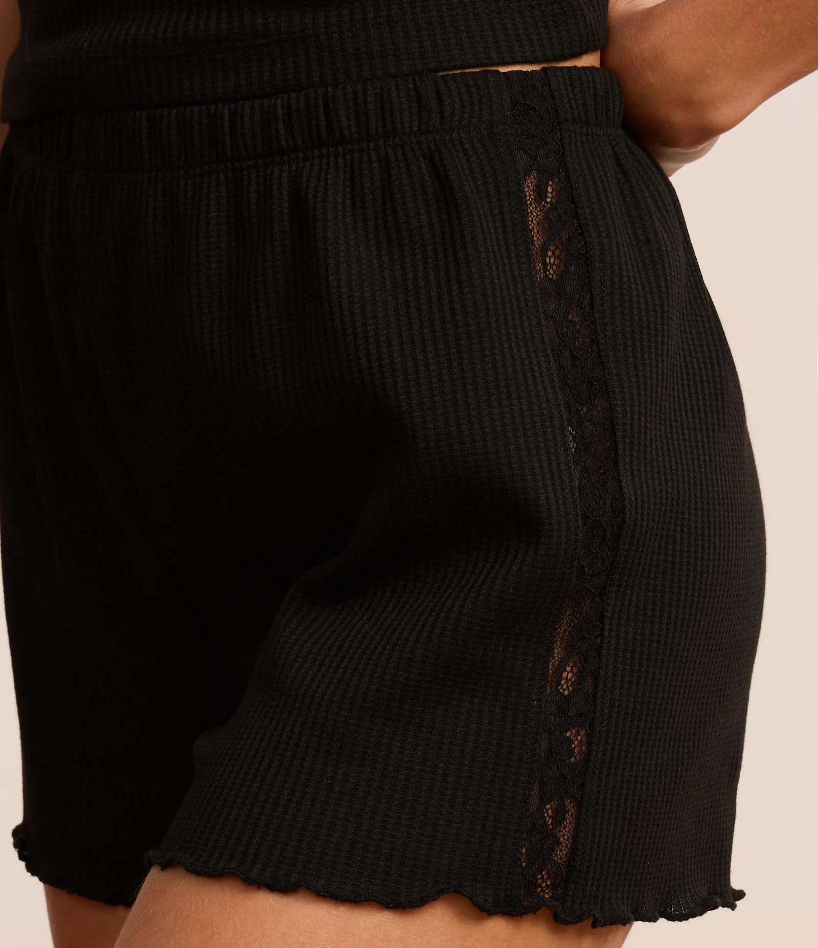 Pijama Short Doll com Detalhe de Renda e Barra Frufru Preto 3