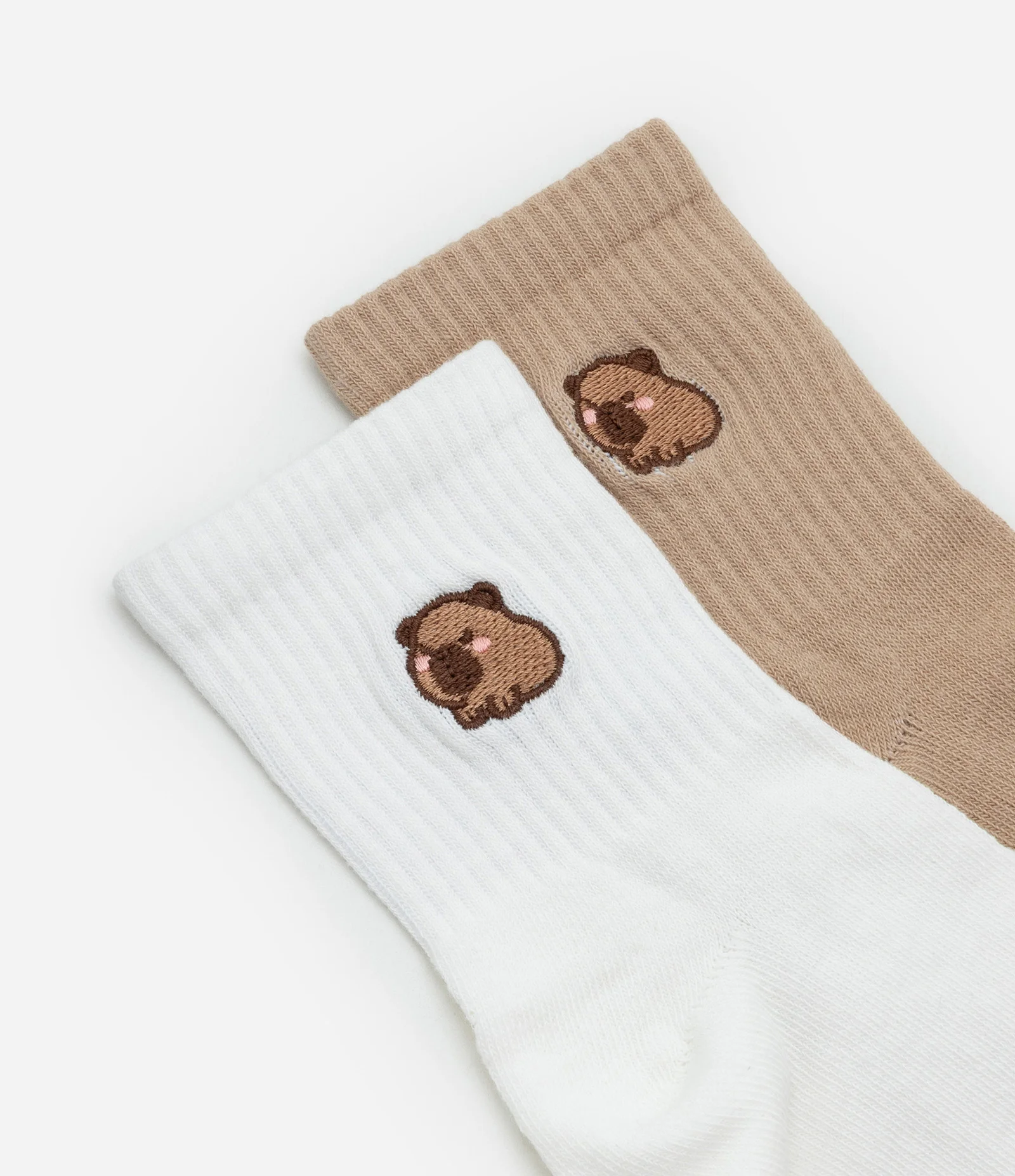 Kit 02 Meias Cano Médio em Algodão com Mini Bordado Capivara Branco/Marrom 1