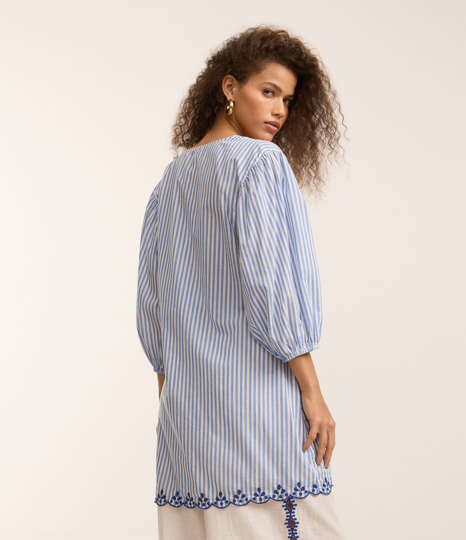 Saída de Praia Bata em Cambraia Listrada com Bordado Frontal Azul 2