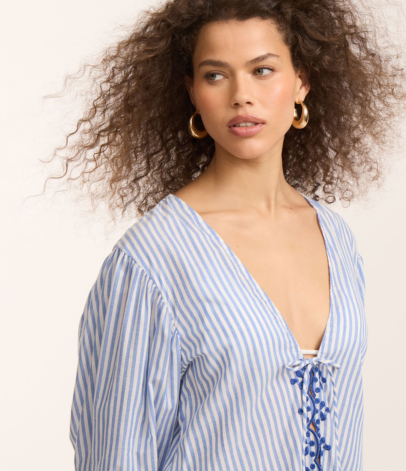 Saída de Praia Bata em Cambraia Listrada com Bordado Frontal Azul 3