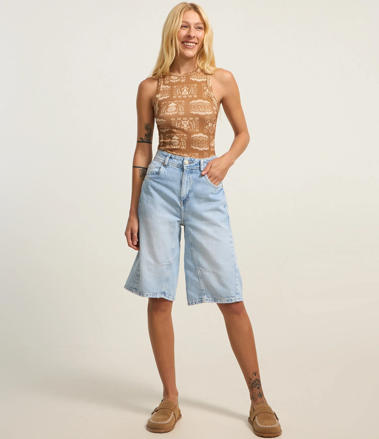 Blusa Regata Nadador em Ribana com Estampa Azulejo Marrom 2