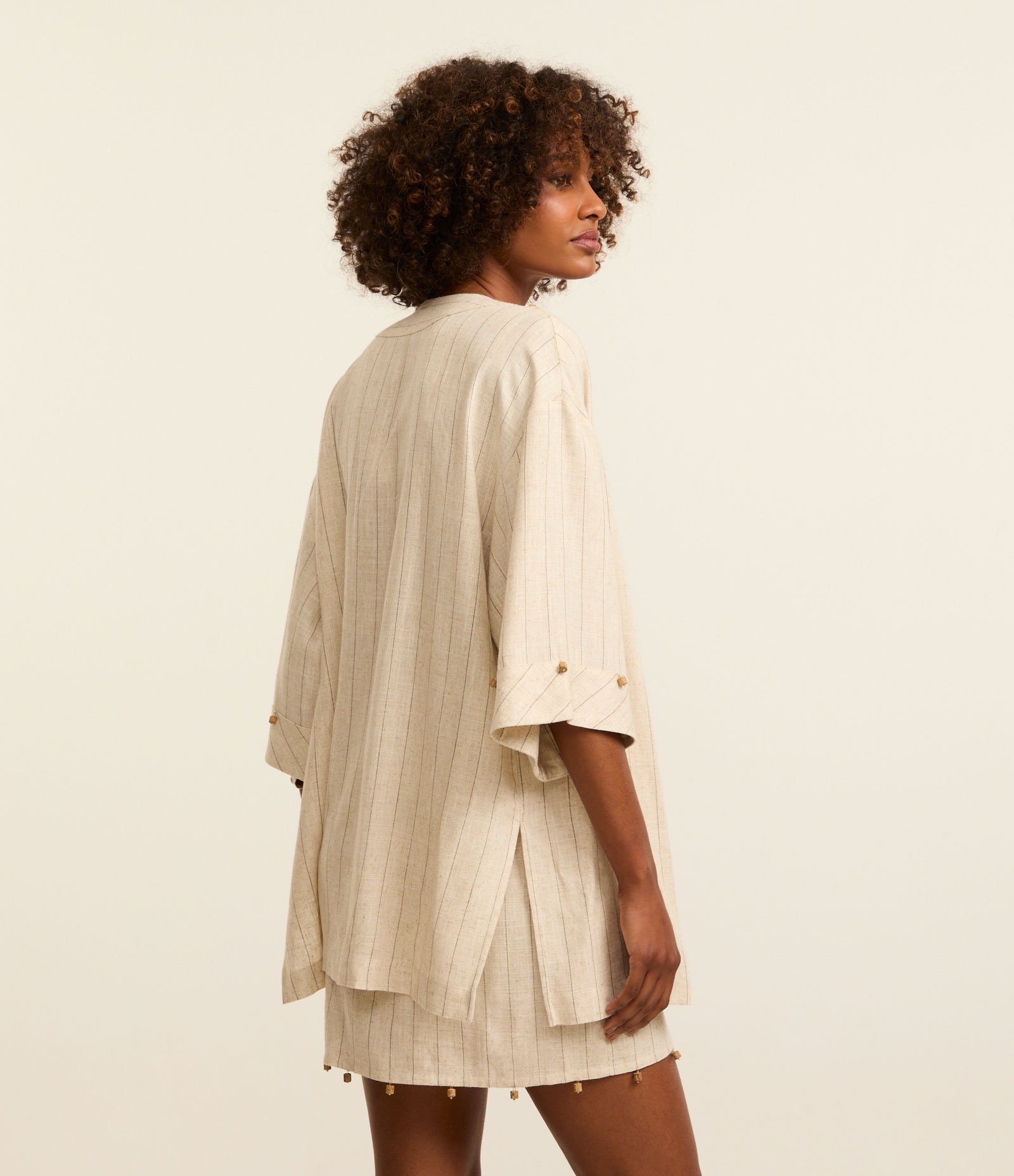 Saída de Praia Kimono com Linho e Miçangas de Madeira Bege 3