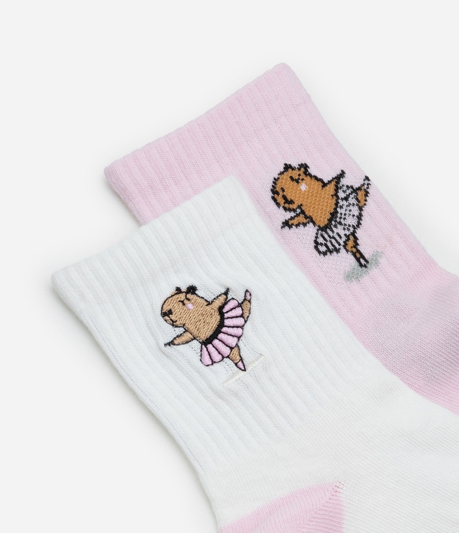 Kit 02 Meias Cano Médio em Algodão com Bordado e Jacquard de Capivara Bailarina Rosa/Branco 4