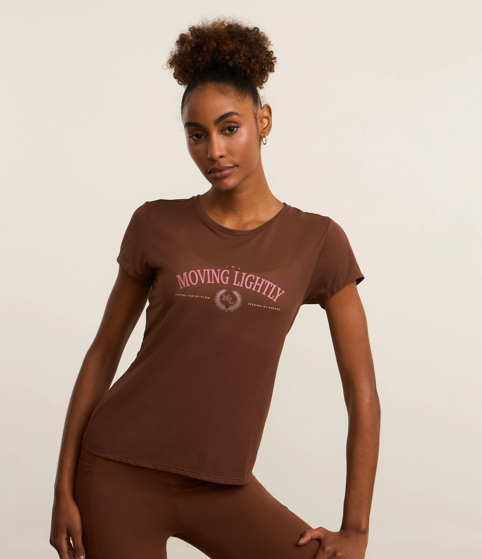 Camiseta Esportiva em Microfibra Furadinha com Estampa Moving Marrom 1