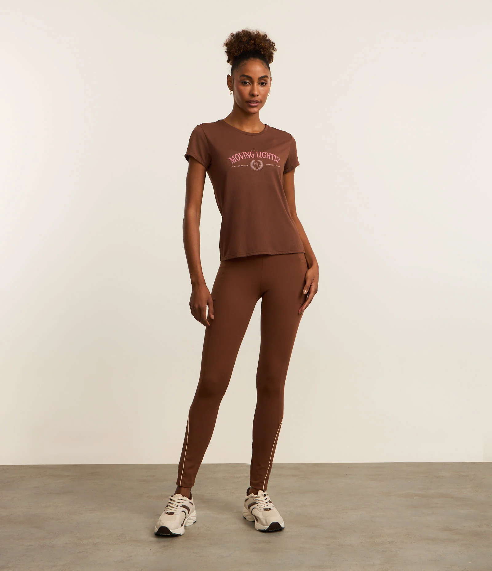 Camiseta Esportiva em Microfibra Furadinha com Estampa Moving Marrom 2