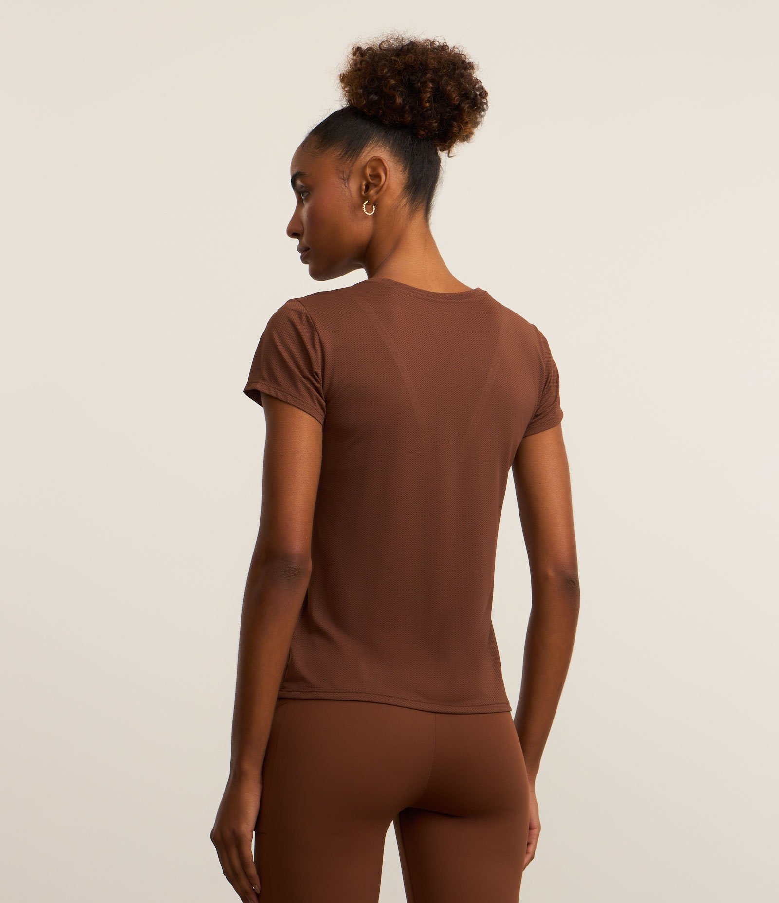 Camiseta Esportiva em Microfibra Furadinha com Estampa Moving Marrom 3