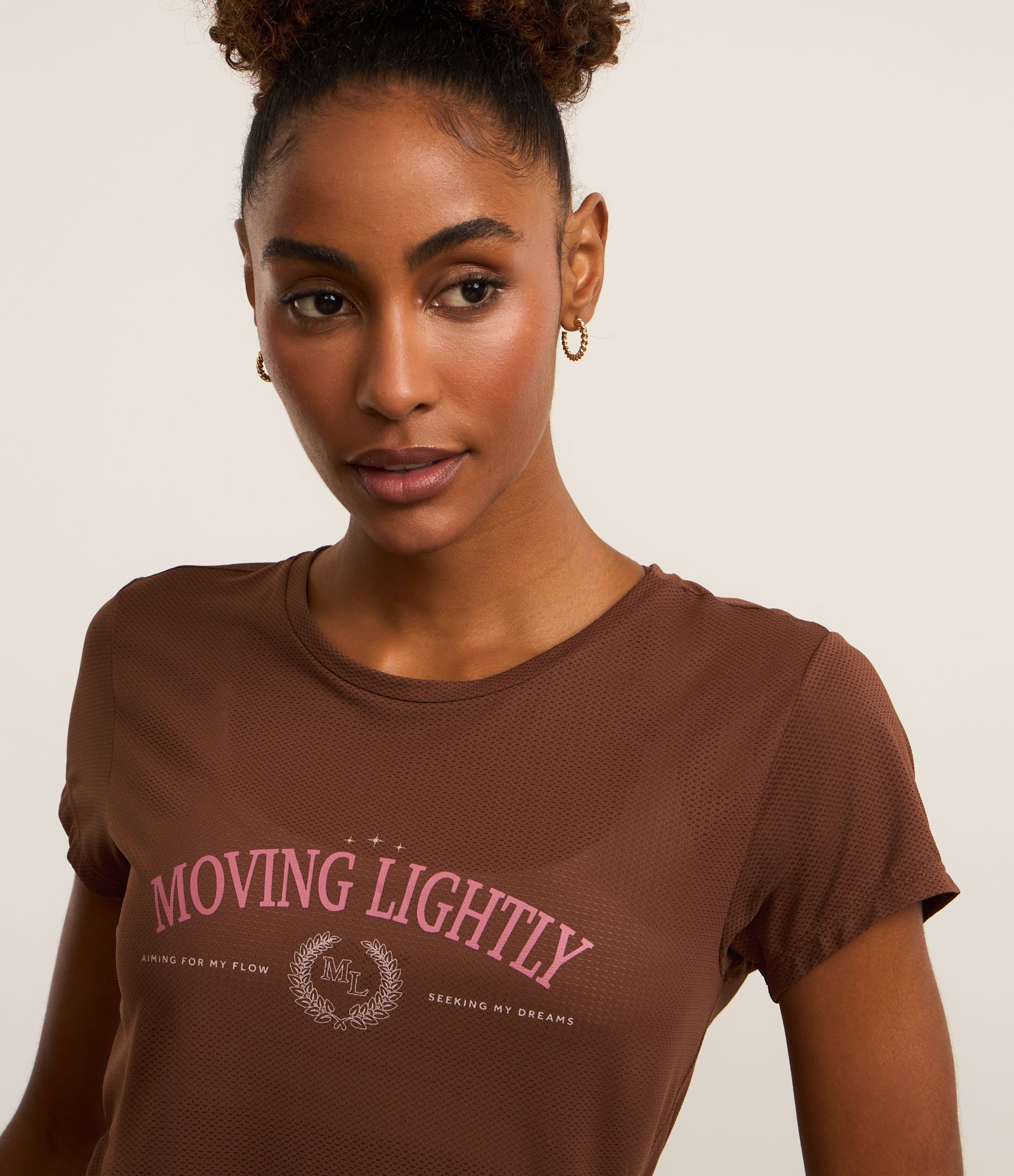Camiseta Esportiva em Microfibra Furadinha com Estampa Moving Marrom 4