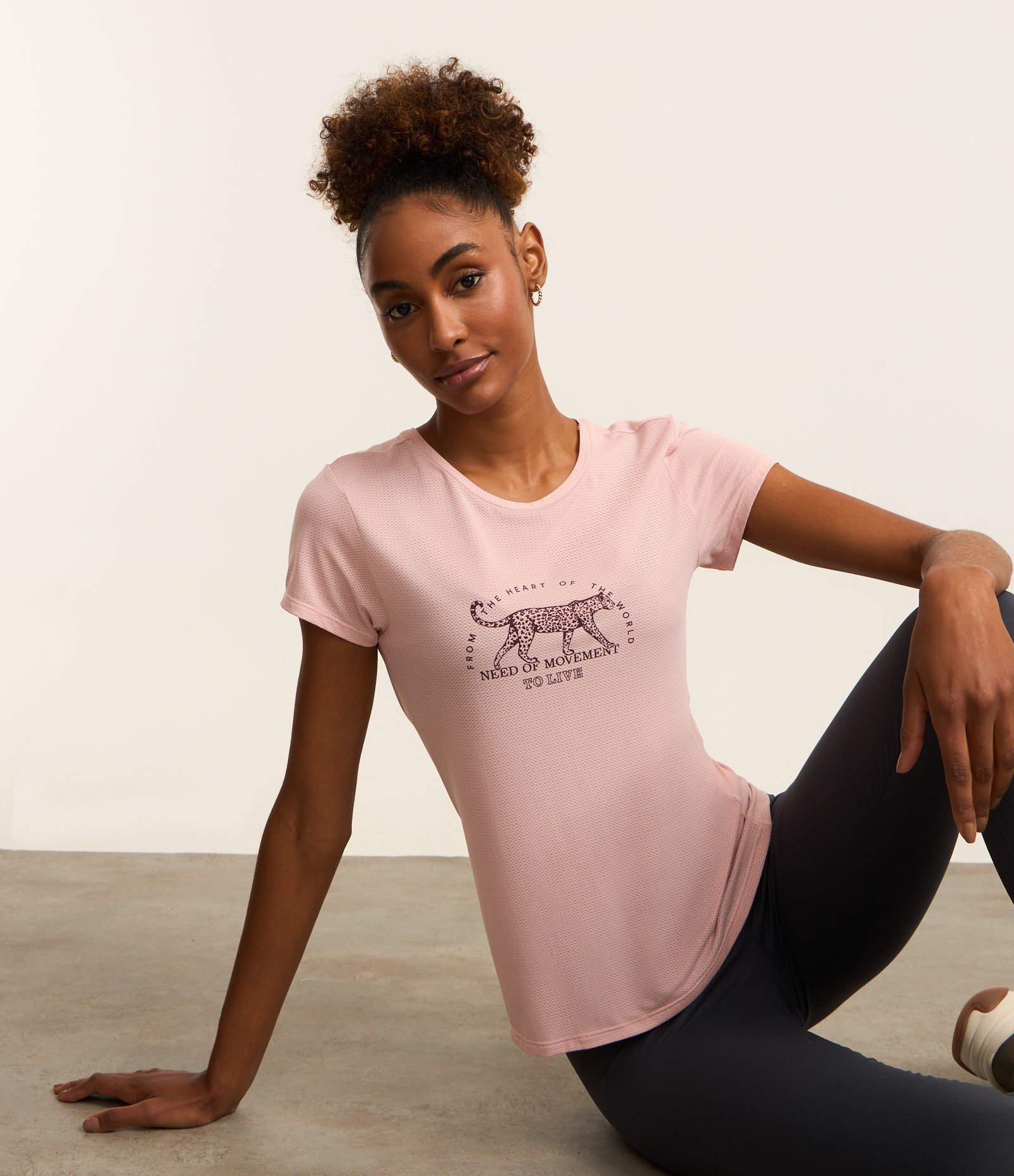 Camiseta Esportiva em Microfibra Furadinha com Estampa Onça Need of Movement Rosa 1
