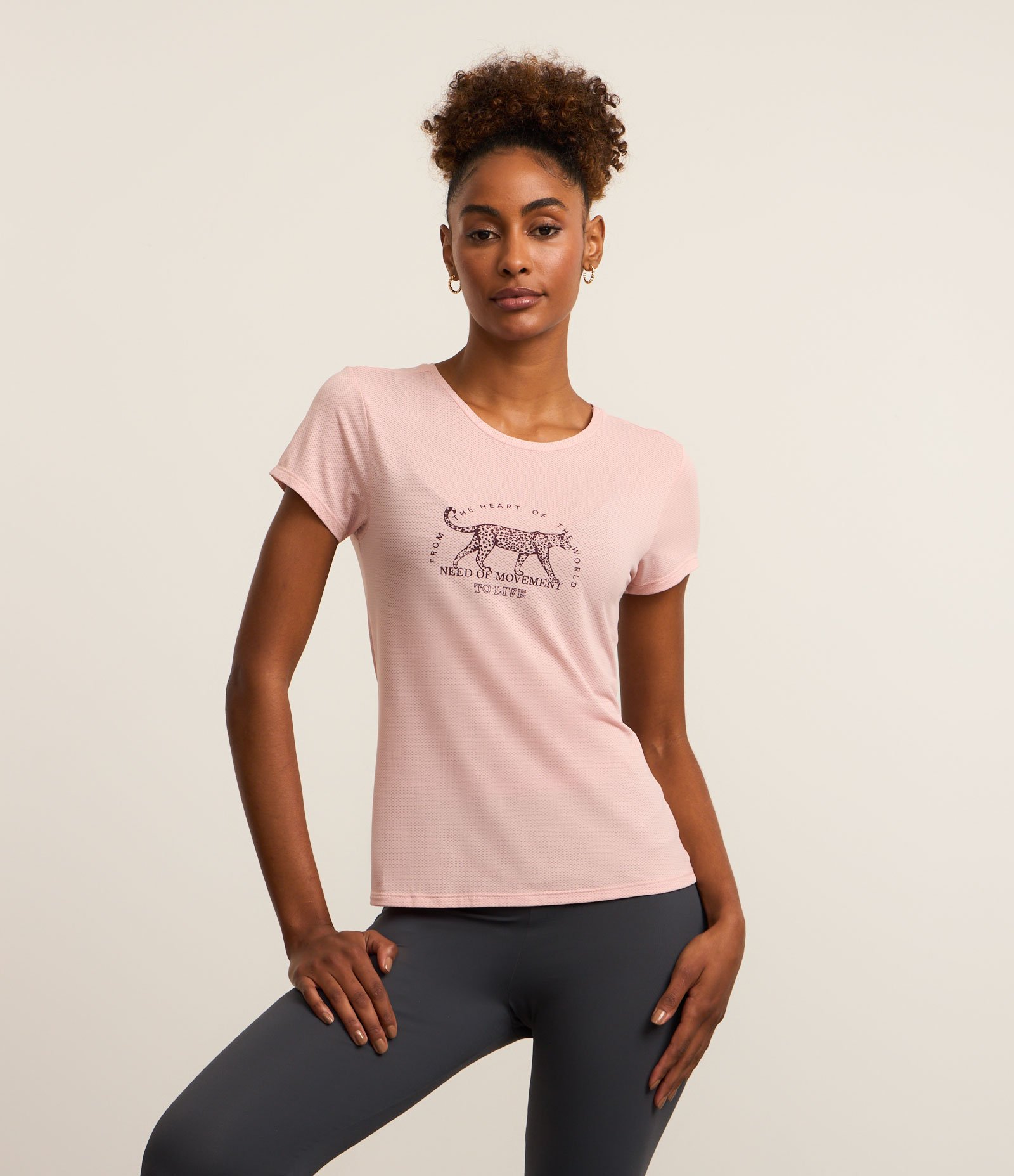 Camiseta Esportiva em Microfibra Furadinha com Estampa Onça Need of Movement Rosa 2