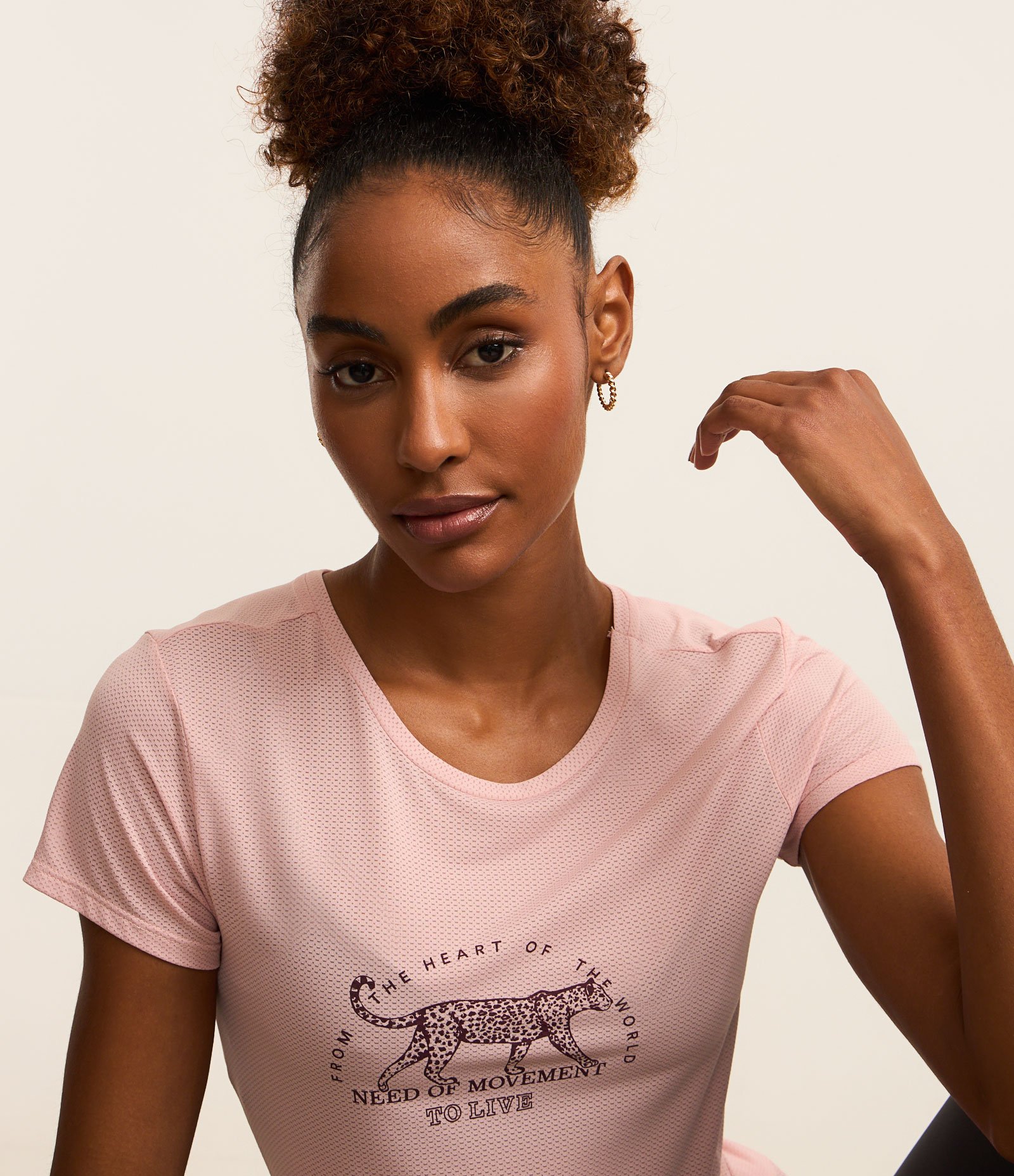 Camiseta Esportiva em Microfibra Furadinha com Estampa Onça Need of Movement Rosa 3