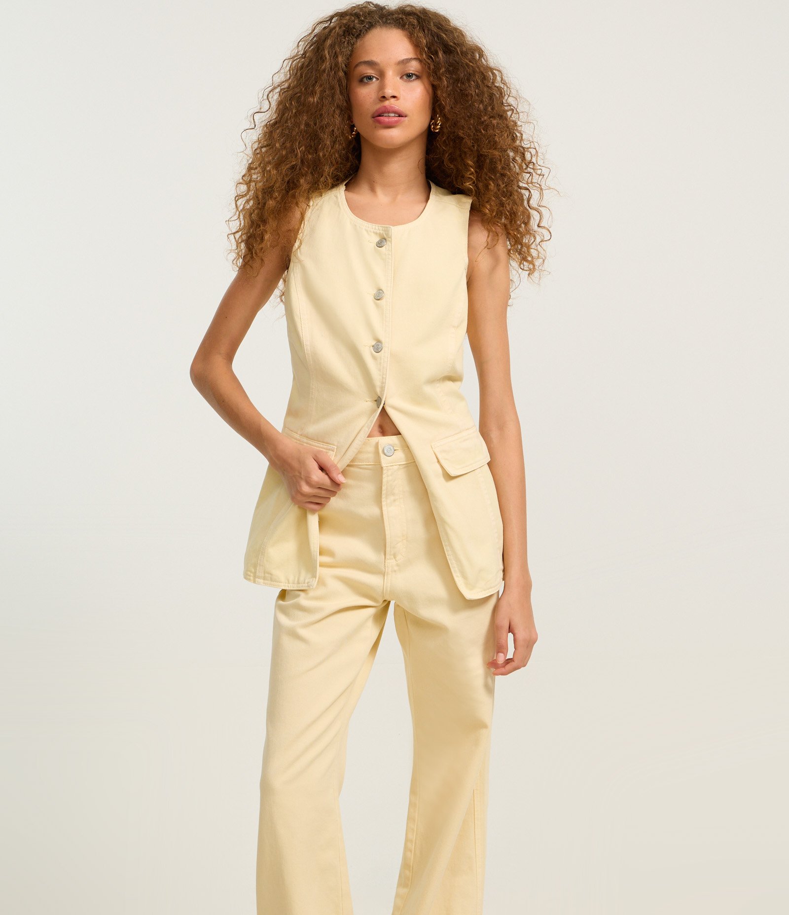 Calça Wide Leg em Sarja com Algodão Agroecológico Pregas e Bolsos Embutidos Amarelo 2