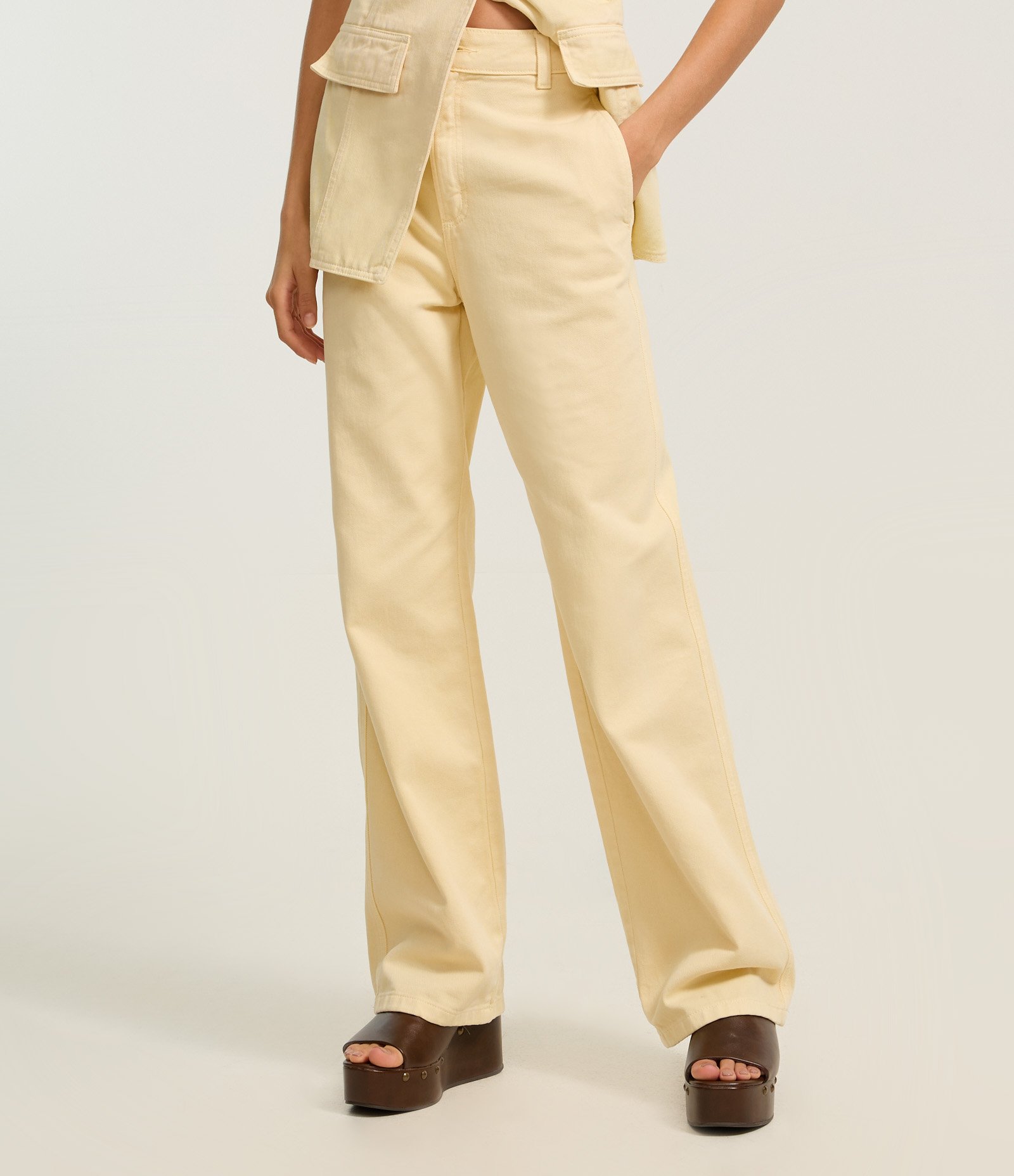 Calça Wide Leg em Sarja com Algodão Agroecológico Pregas e Bolsos Embutidos Amarelo 3