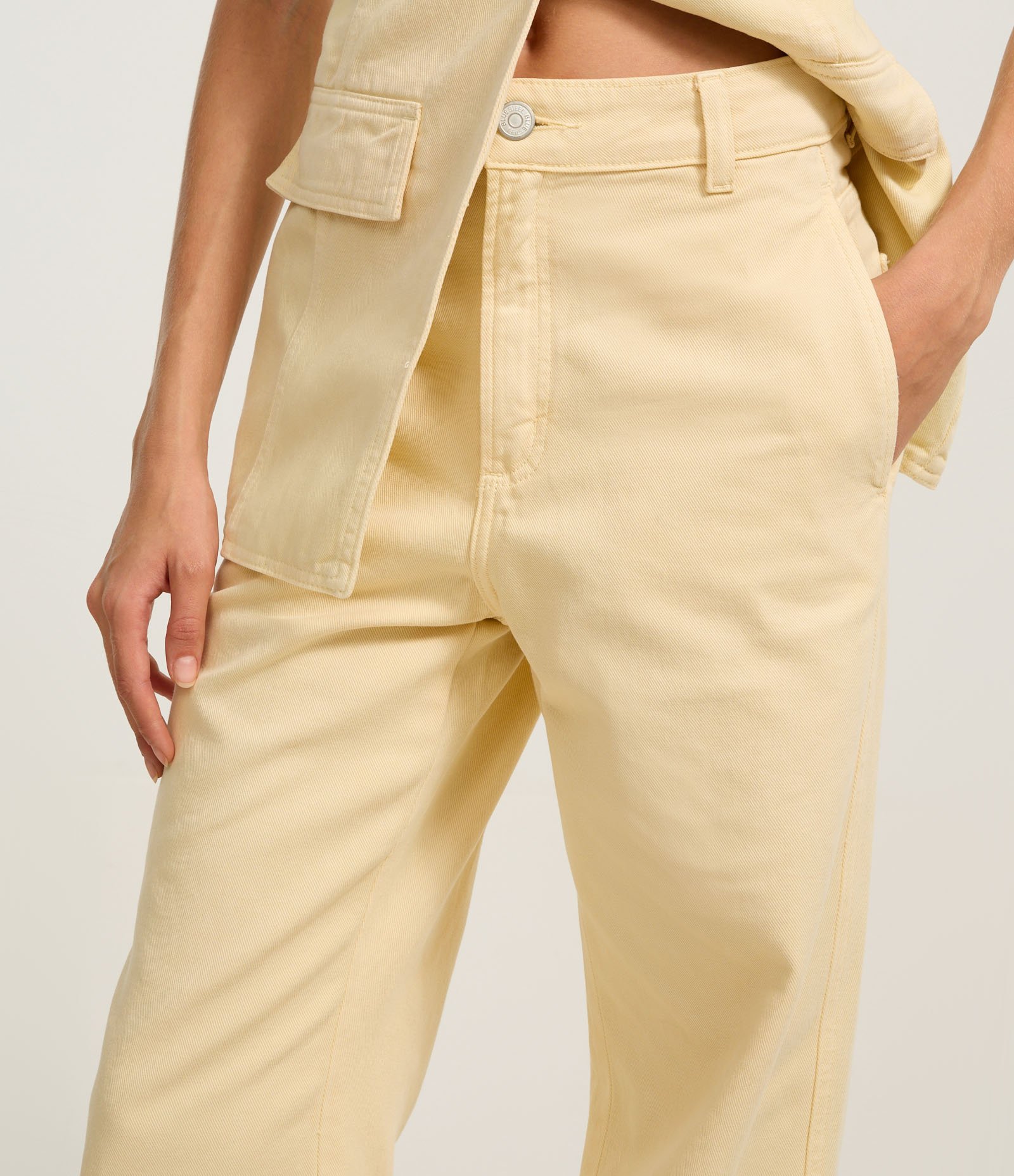 Calça Wide Leg em Sarja com Algodão Agroecológico Pregas e Bolsos Embutidos Amarelo 4