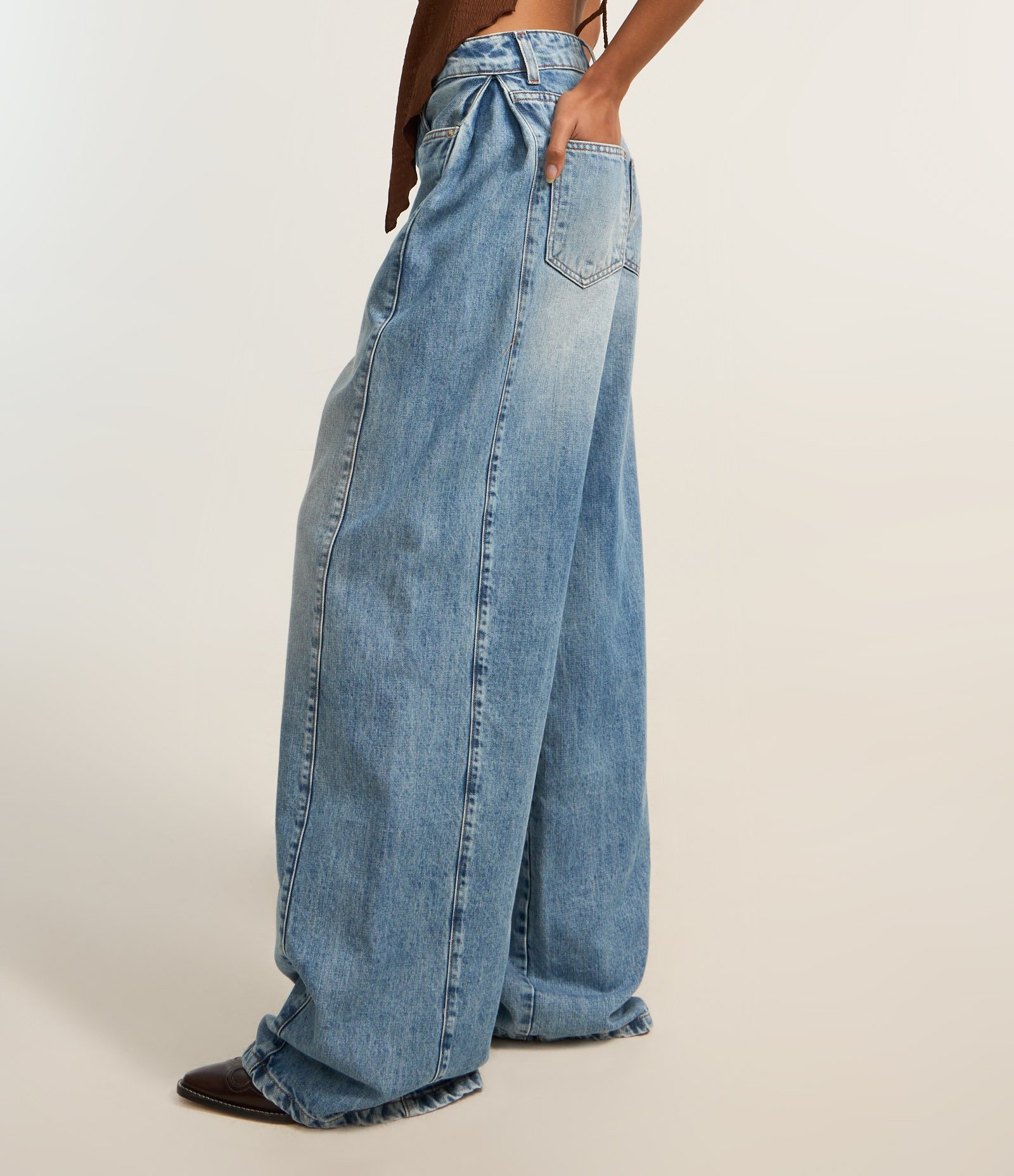 Calça Wide Leg em Jeans com Pregas Laterais Azul 3