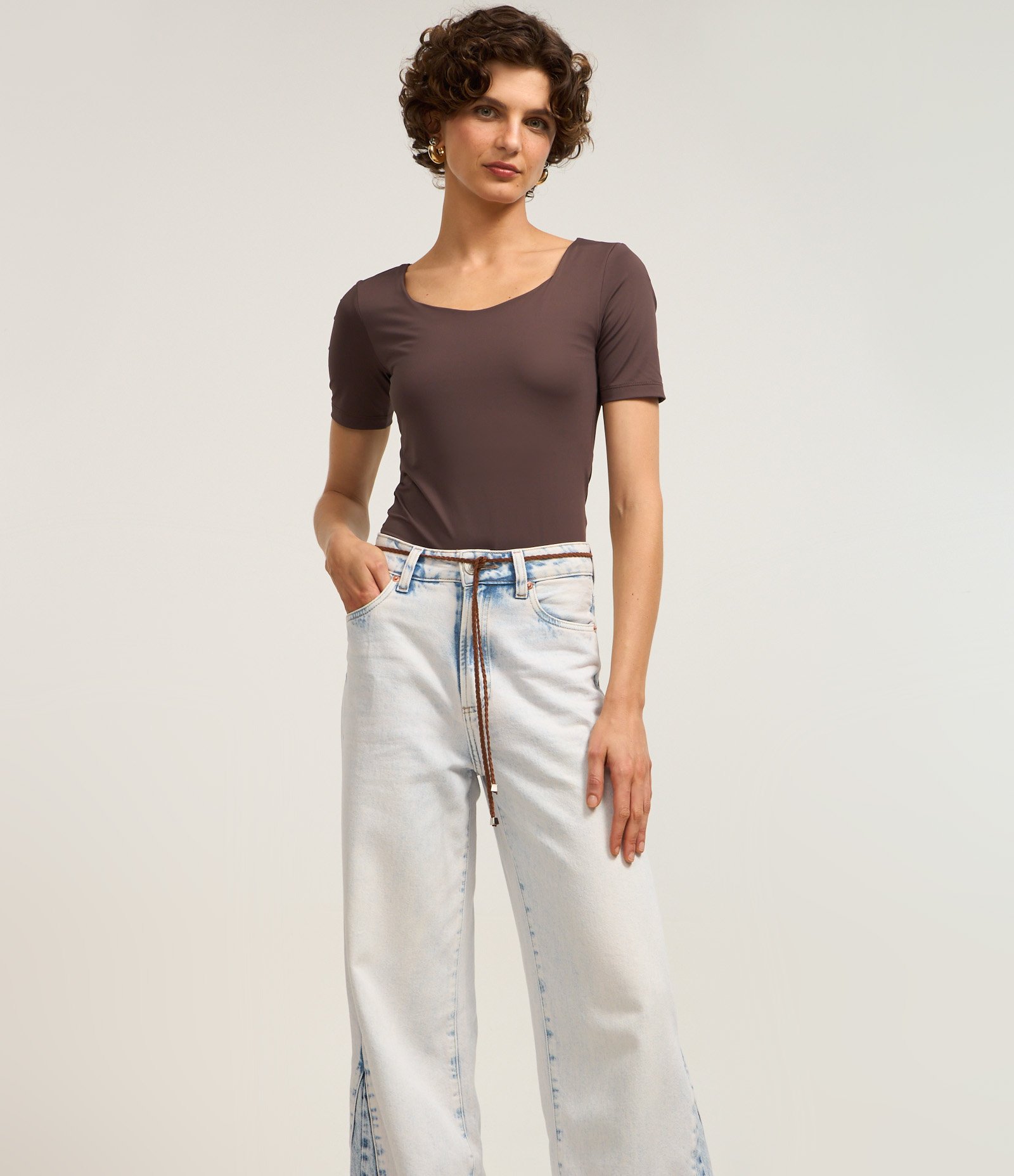 Calça Wide Leg Jeans com Recorte Contrastante na Lateral da Barra Azul Claro 2