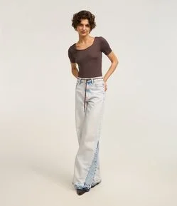 Calça Wide Leg Jeans com Recorte Contrastante na Lateral da Barra