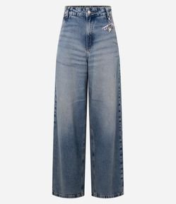 Calça Skater em Jeans Super Ampla com Pala Diferenciada e Pingente