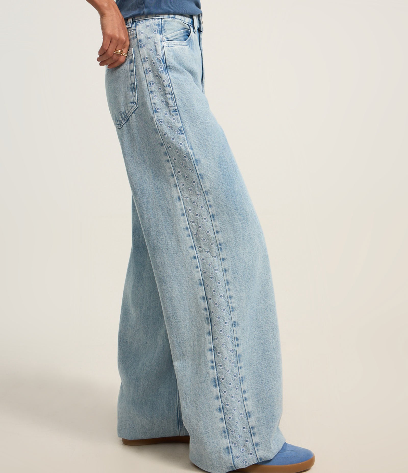 Calça Wide Leg em Jeans com Bordado Lateral Azul 3