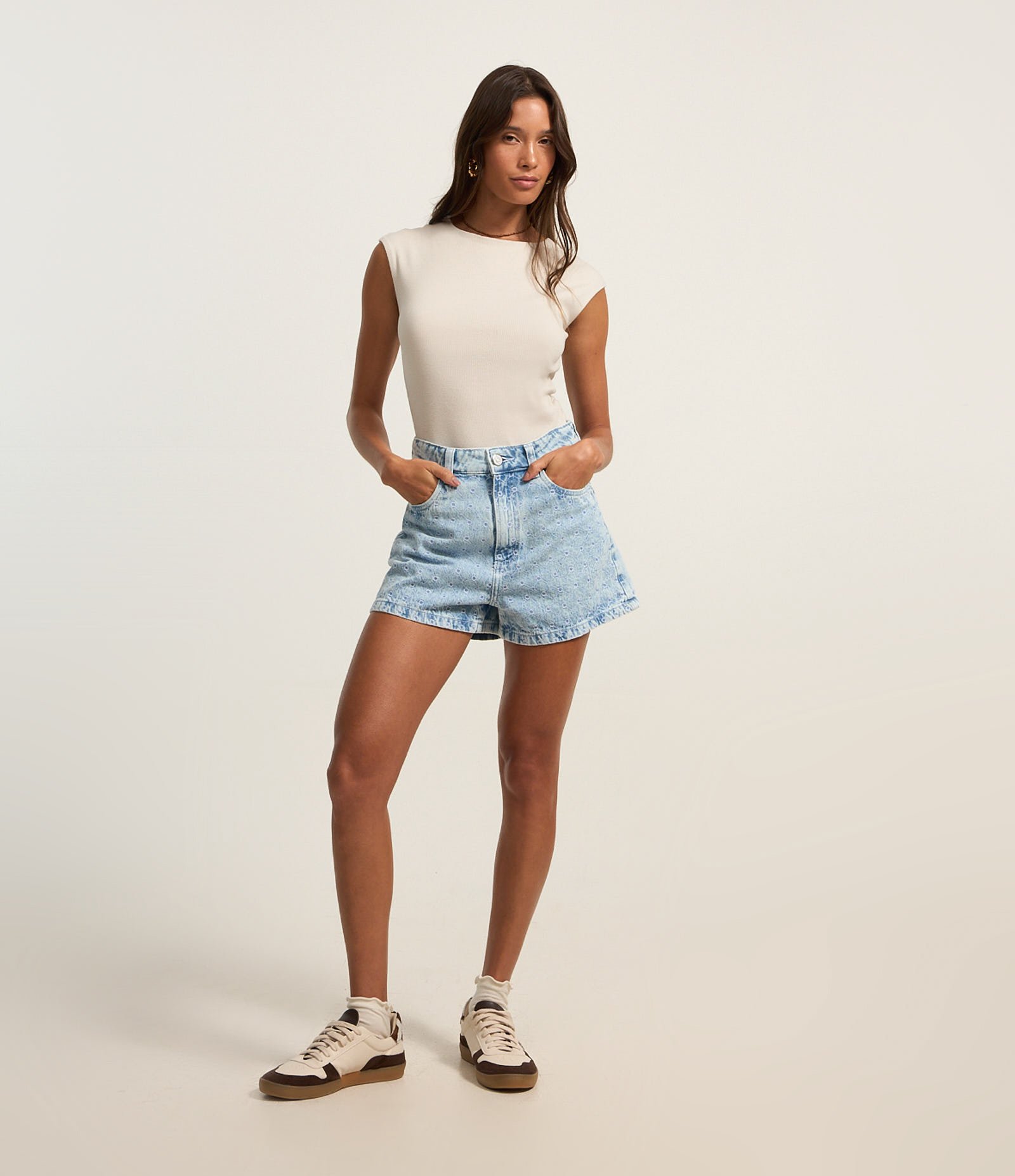 Short Slim em Jeans com Bordadinhos Azul 1