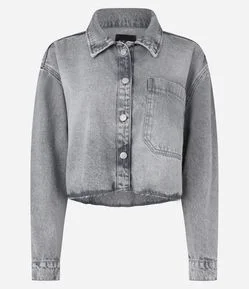 Camisa Cropped em Jeans com Barra a Fio e Bolso Deslocado