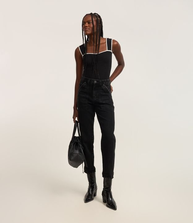 Calça Mom Jeans com Bolso Carpinteiro e Detalhe Estonado