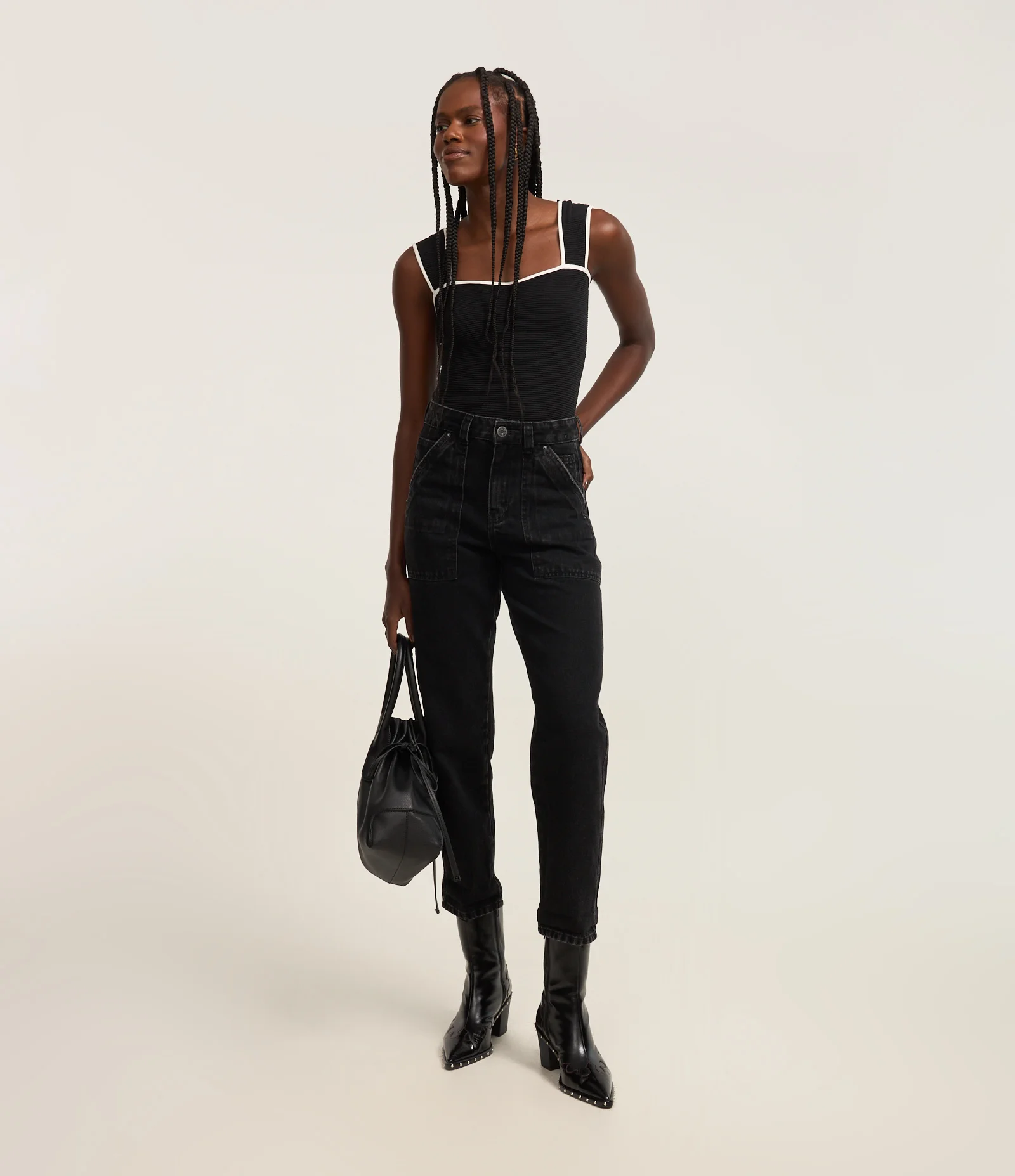 Calça Mom Jeans com Bolso Carpinteiro e Detalhe Estonado Preto Estonado 1