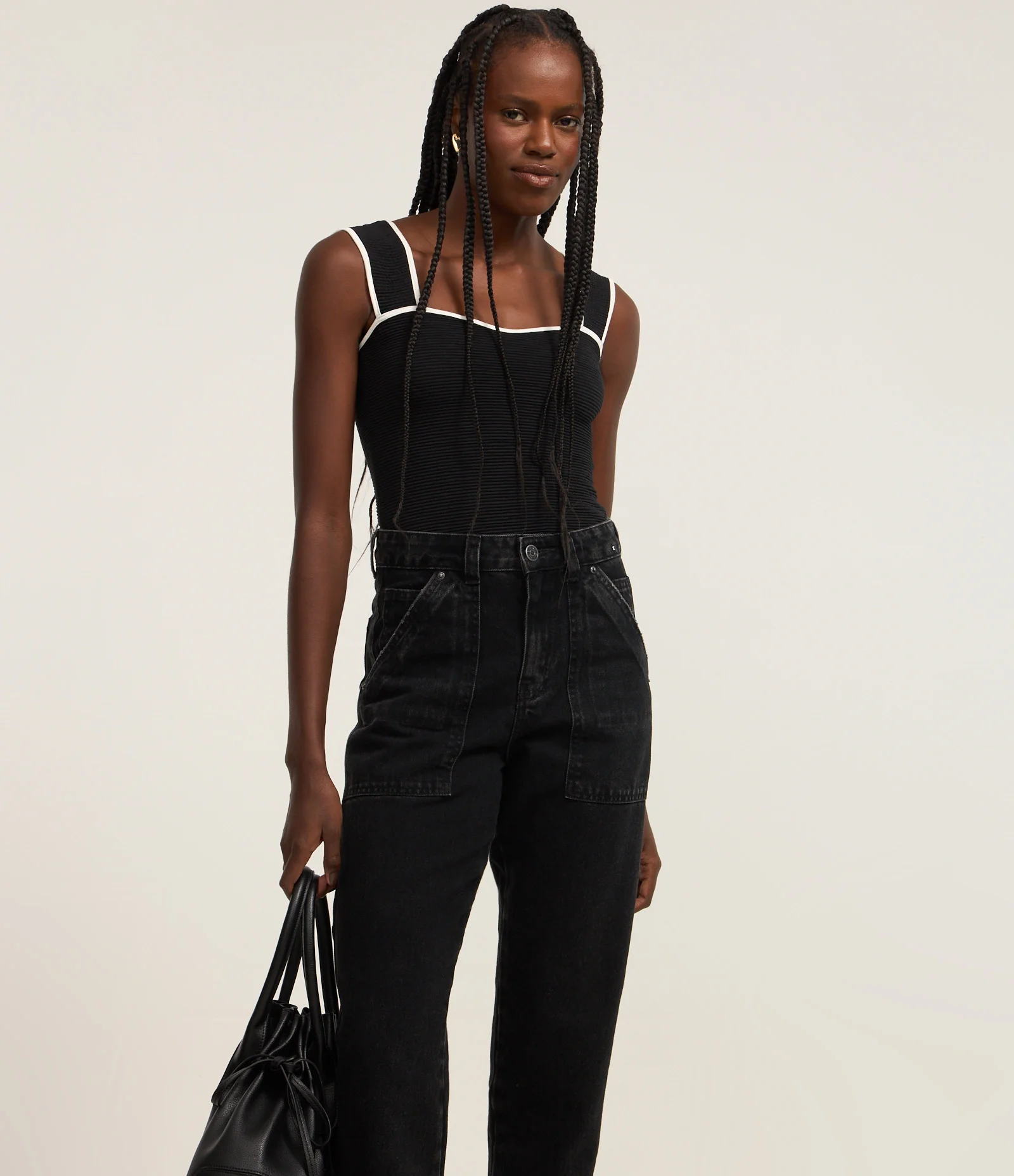 Calça Mom Jeans com Bolso Carpinteiro e Detalhe Estonado Preto Estonado 2