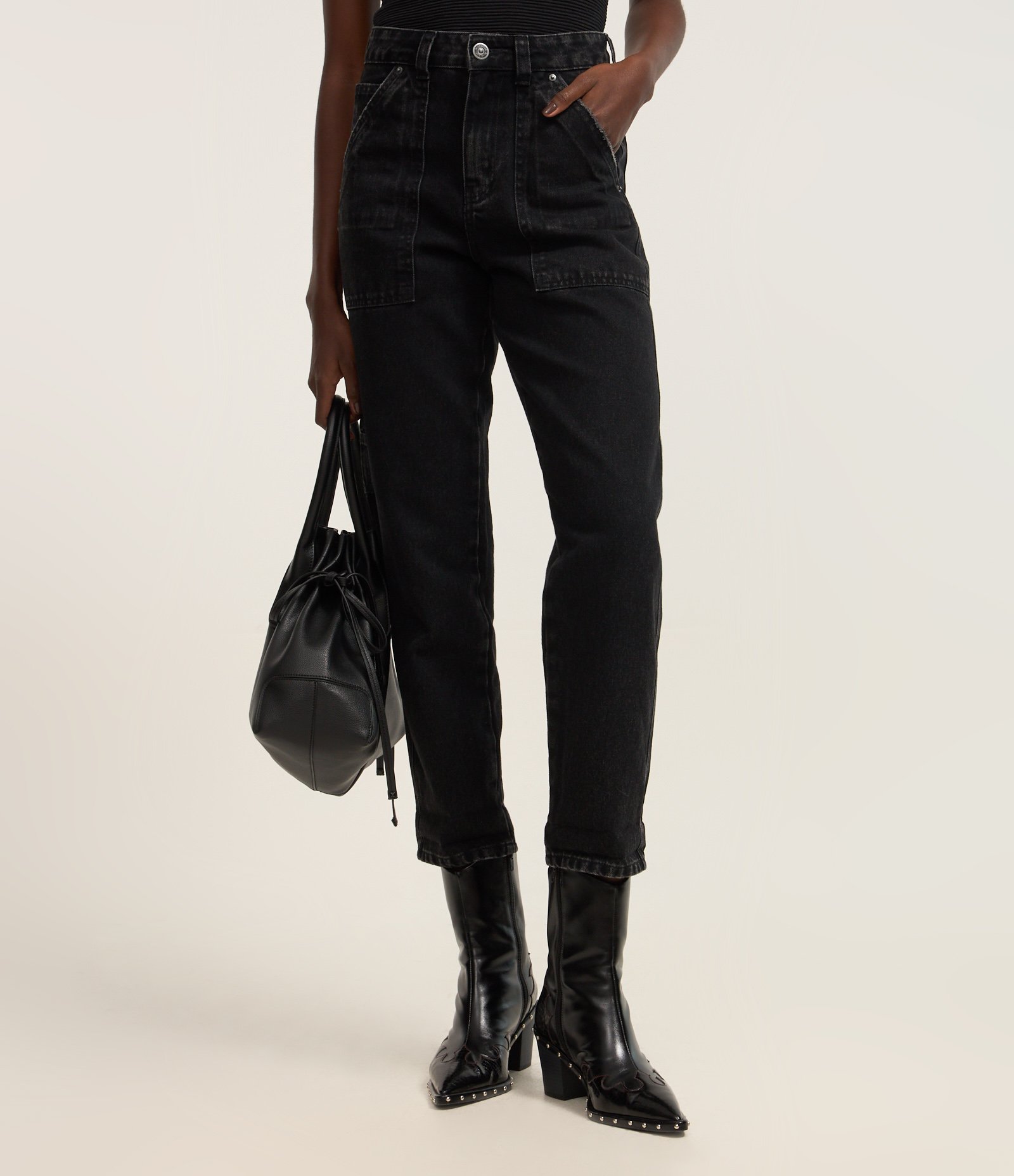 Calça Mom Jeans com Bolso Carpinteiro e Detalhe Estonado Preto Estonado 3
