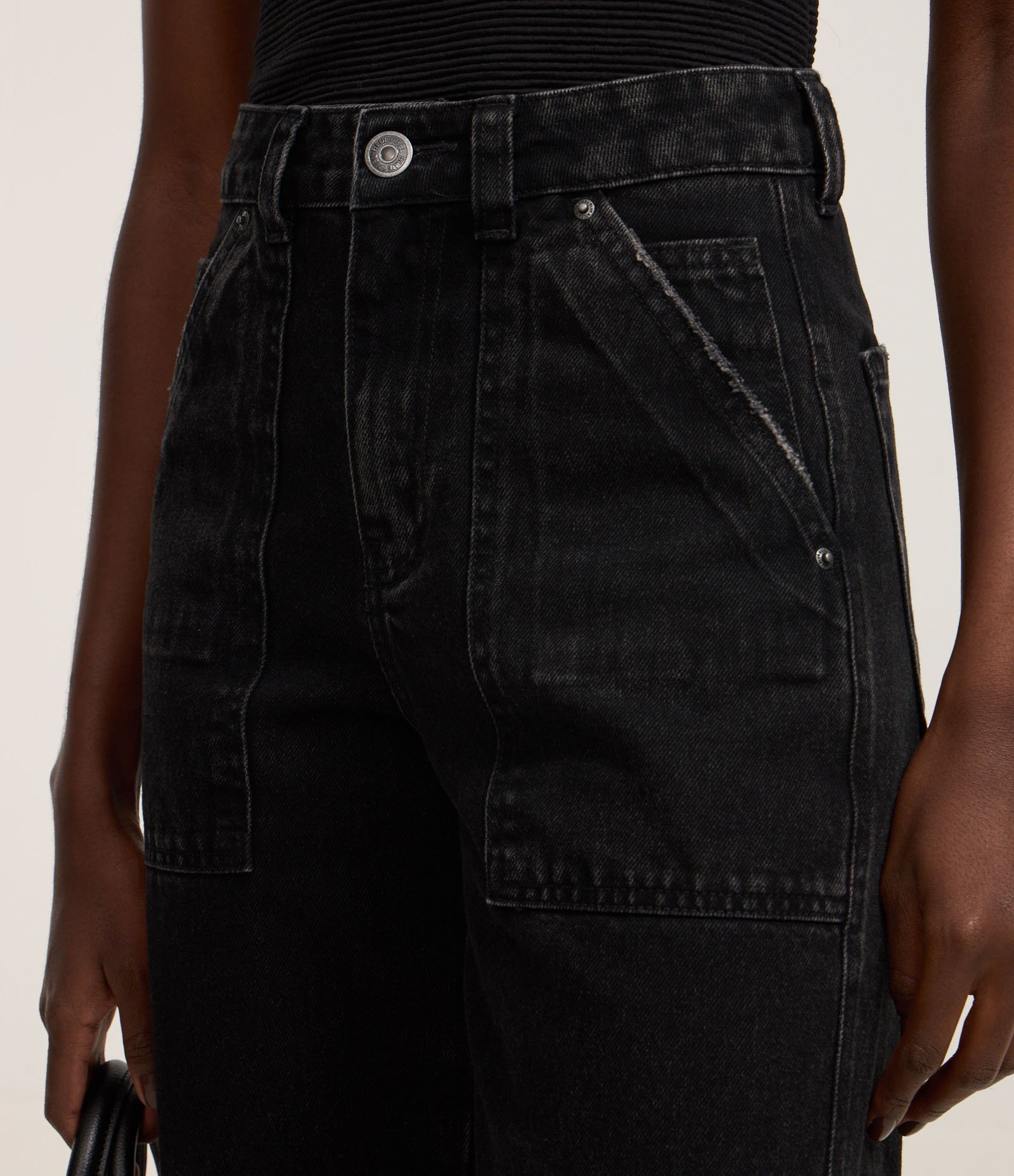Calça Mom Jeans com Bolso Carpinteiro e Detalhe Estonado Preto Estonado 4