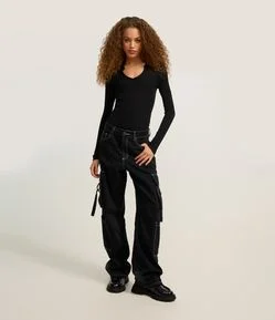 Calça Reta em Sarja com Bolso Cargo e Amarração