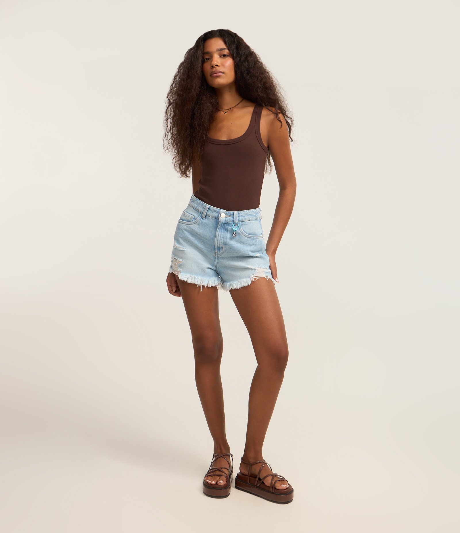 Short Slim em Jeans com Mosquetão e Pingente de Olho Grego Azul 1
