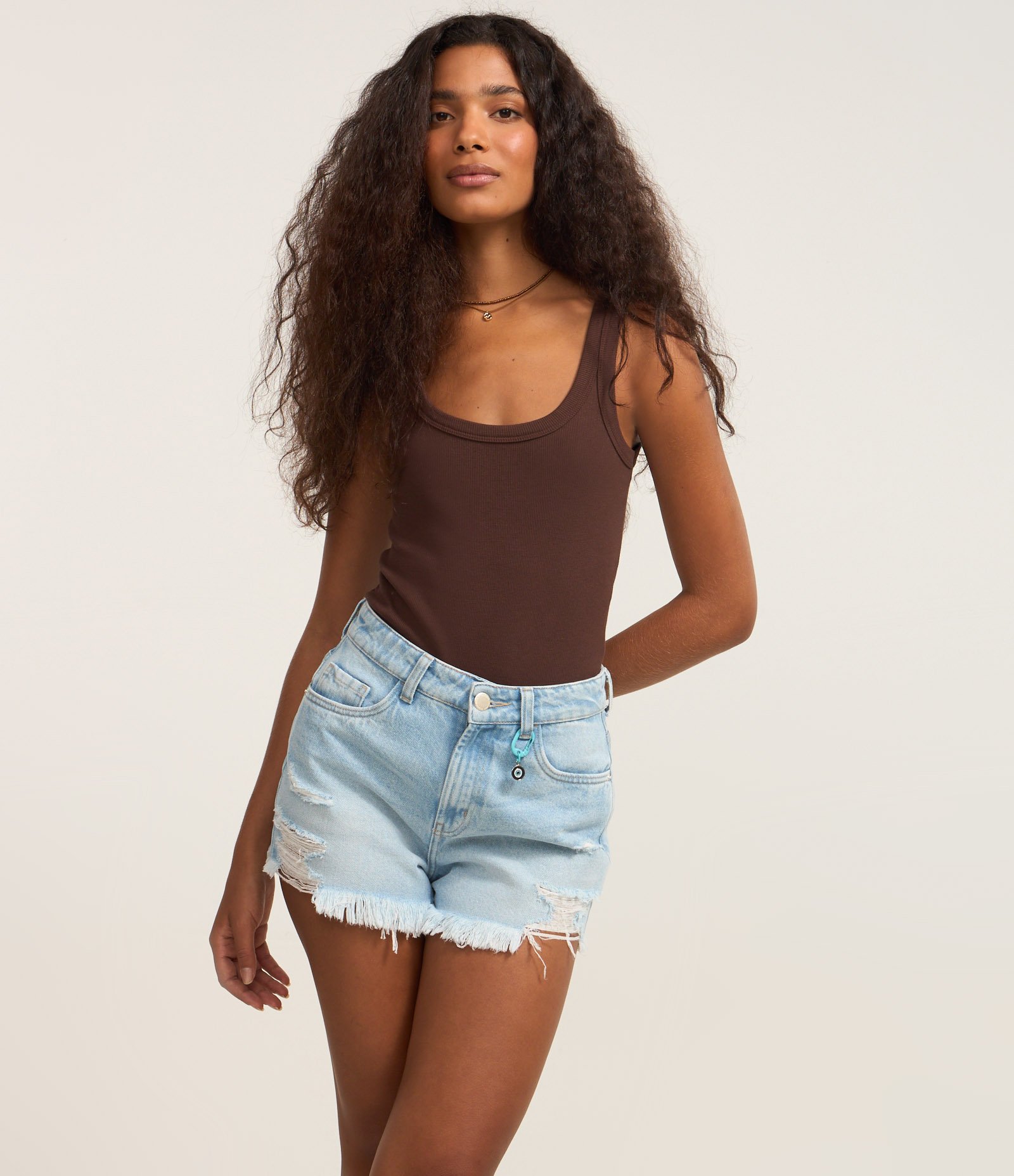 Short Slim em Jeans com Mosquetão e Pingente de Olho Grego Azul 2